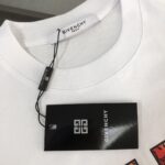 P75 💥 GIVENCHY 纪梵希 最新款情侣款短袖T恤～品牌顶级logo重工艺设计～面料上身舒适透气，不僵硬，修身的剪裁，采用高定定制纯棉面料！上身舒适有型，内搭单穿都完全没问题，时尚潮人必备！！！ 颜色：黑色 白 码数：M-3XL（下单请报身高体重）