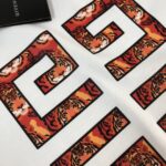 P75 💥 GIVENCHY 纪梵希 最新款情侣款短袖T恤～品牌顶级logo重工艺设计～面料上身舒适透气，不僵硬，修身的剪裁，采用高定定制纯棉面料！上身舒适有型，内搭单穿都完全没问题，时尚潮人必备！！！ 颜色：黑色 白 码数：M-3XL（下单请报身高体重）