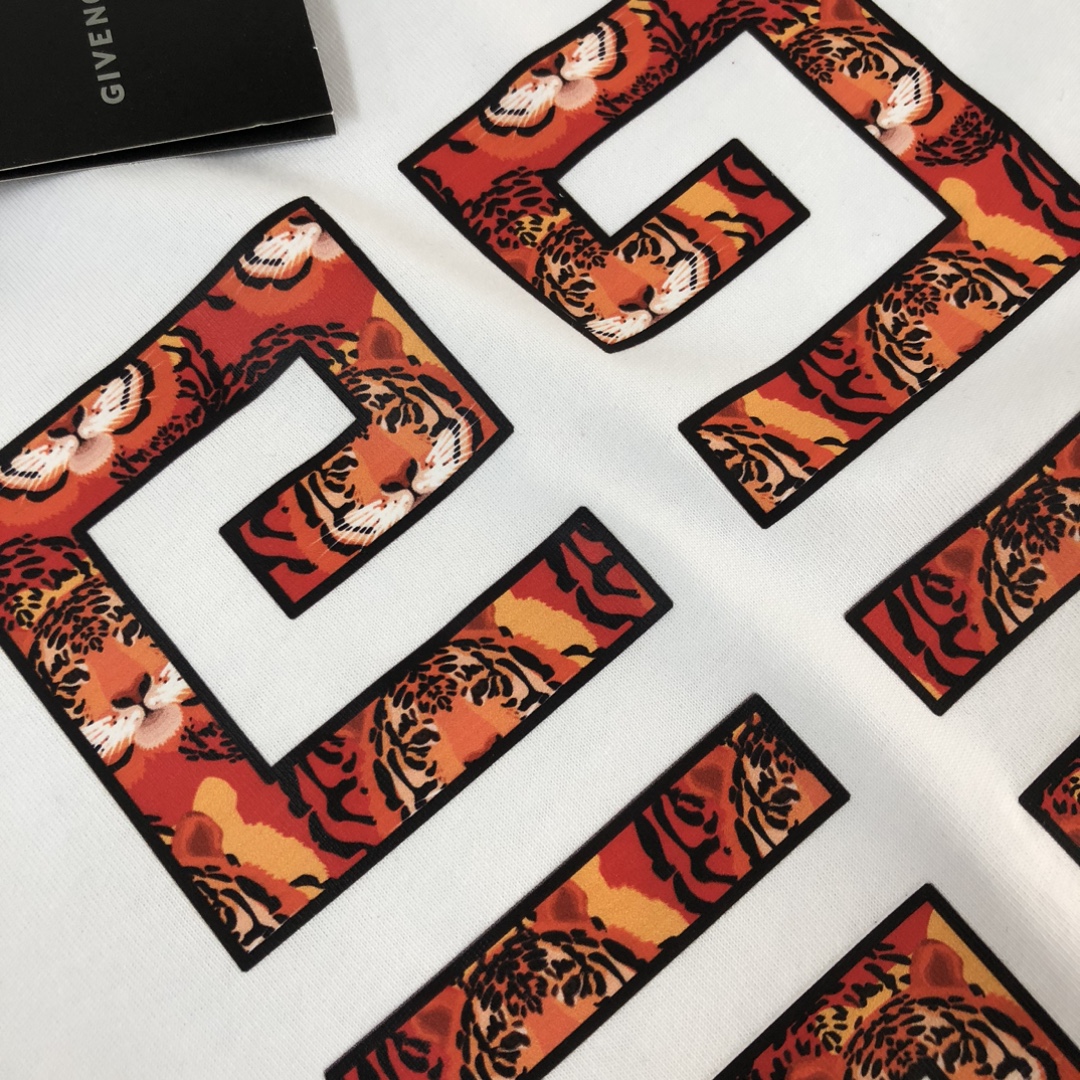 P75 💥 GIVENCHY 纪梵希 最新款情侣款短袖T恤～品牌顶级logo重工艺设计～面料上身舒适透气，不僵硬，修身的剪裁，采用高定定制纯棉面料！上身舒适有型，内搭单穿都完全没问题，时尚潮人必备！！！ 颜色：黑色 白 码数：M-3XL（下单请报身高体重）