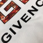 P75 💥 GIVENCHY 纪梵希 最新款情侣款短袖T恤～品牌顶级logo重工艺设计～面料上身舒适透气，不僵硬，修身的剪裁，采用高定定制纯棉面料！上身舒适有型，内搭单穿都完全没问题，时尚潮人必备！！！ 颜色：黑色 白 码数：M-3XL（下单请报身高体重）
