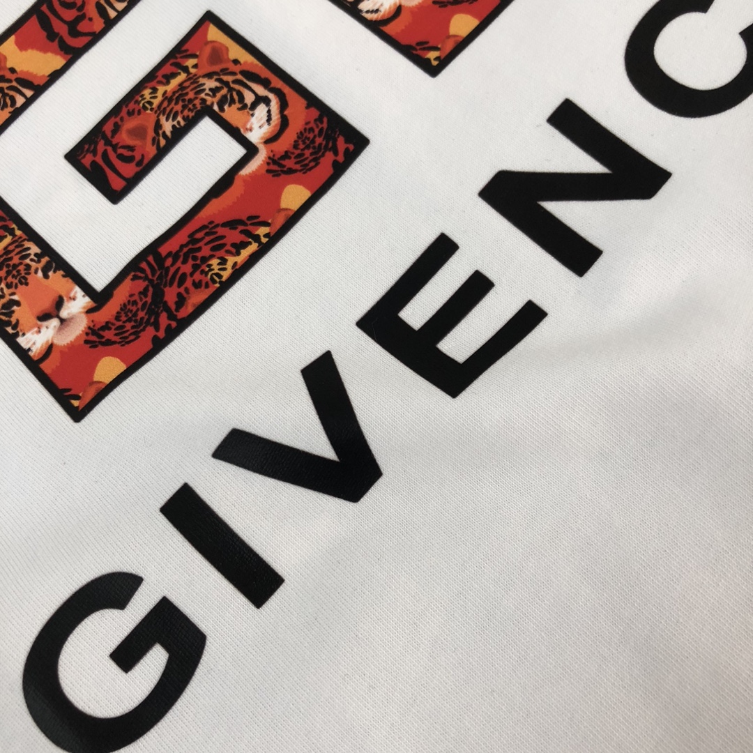 P75 💥 GIVENCHY 纪梵希 最新款情侣款短袖T恤～品牌顶级logo重工艺设计～面料上身舒适透气，不僵硬，修身的剪裁，采用高定定制纯棉面料！上身舒适有型，内搭单穿都完全没问题，时尚潮人必备！！！ 颜色：黑色 白 码数：M-3XL（下单请报身高体重）