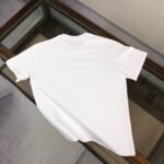 P75 💥 GIVENCHY 纪梵希 最新款情侣款短袖T恤～品牌顶级logo重工艺设计～面料上身舒适透气，不僵硬，修身的剪裁，采用高定定制纯棉面料！上身舒适有型，内搭单穿都完全没问题，时尚潮人必备！！！ 颜色：黑色 白 码数：M-3XL（下单请报身高体重）