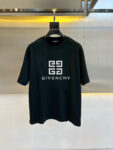 P70 Givenchy/纪梵希 夏季新款 印花字母logo休闲短袖t恤。进口100%长绒棉面料，舒适透气，印花图案logo每个细节做到极致，成品完成非常ok！上身极赞，随意百搭！OS版型，S-2XL。