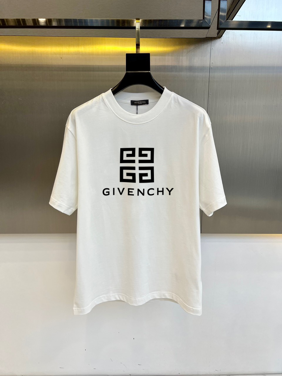 P70 Givenchy/纪梵希 夏季新款 印花字母logo休闲短袖t恤。进口100%长绒棉面料，舒适透气，印花图案logo每个细节做到极致，成品完成非常ok！上身极赞，随意百搭！OS版型，S-2XL。