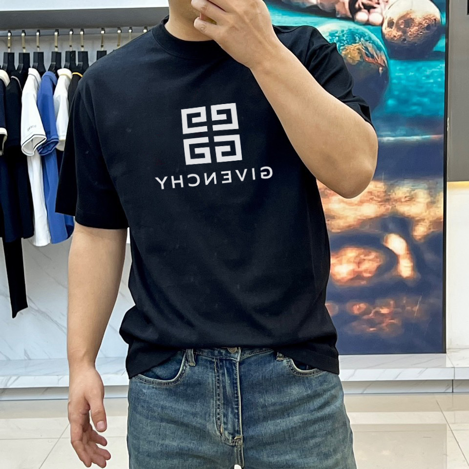 P70 Givenchy/纪梵希 夏季新款 印花字母logo休闲短袖t恤。进口100%长绒棉面料，舒适透气，印花图案logo每个细节做到极致，成品完成非常ok！上身极赞，随意百搭！OS版型，S-2XL。