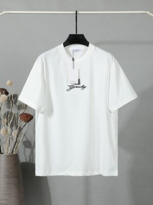 P90 【独家品质】 纪梵希26新品同步上架 多重重工艺 胸口斑点字母logo🪡刺绣 后幅斑点大字母logo🪡刺绣 圆领短袖，男女同款！寄予一身打造。官网同步，纯棉面料！贴肤舒适，耐看又好穿，经典简约logo设计，原厂工艺一丝不苟，型男必备单品短袖不在千篇一律的大众脸，而是一定要独特吸引人的眼球，这一款短袖品相品质都在线，舒适度，一如既往的版型，时髦度，包括面料、裁剪工艺上，都是下足了功夫！300克洗水纯棉质面料，纯棉透气，日常穿着非常清爽穿感舒适，领口的罗纹针织平整紧密，随意折腾都不会领口歪斜，宽松版型，上身你就会发现真的好好看，整体极简利落，超级日常百搭！随随便便搭配一条就是青春的样子，一件就能为你的穿搭疯狂，绝不会出错的时髦单品！ 颜色：黑色 白色 尺码：S-XL