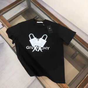 P75 💥 GIVENCHY 纪梵希 春夏最新款短袖圆领情侣款T恤～印花Logo精致升级～定制纯棉面料，极为亲肤舒适， 摸上去手感非常的柔软，质感很好，做工细致。完美体现立体感 符合品牌一贯的设计风格，整体非常不错！时尚品味T恤衫，而且内搭单穿都完全没问题！上身效果超赞👍 颜色：黑色 米白 码数： M-3XL（ 下单请报身高体重）