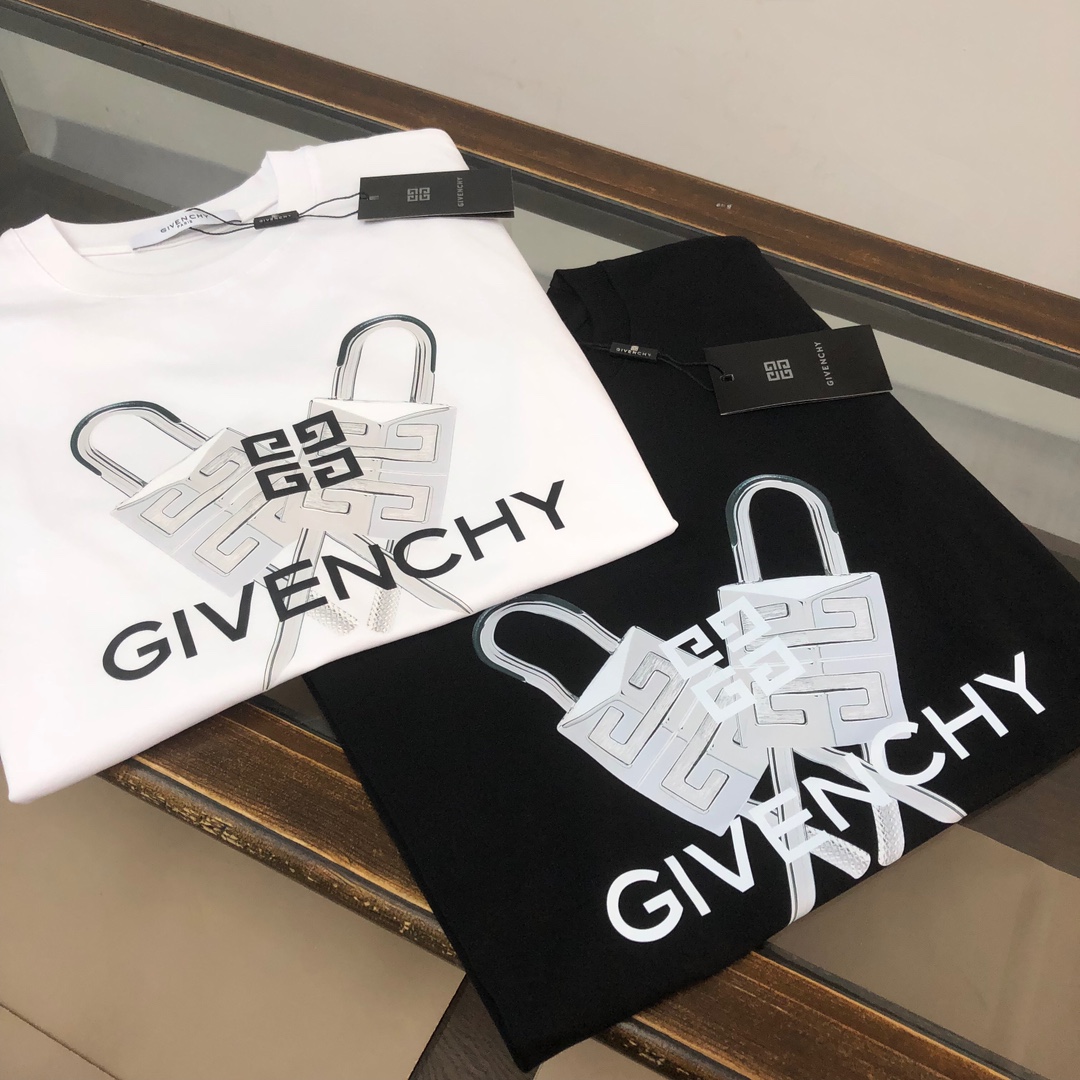 P75 💥 GIVENCHY 纪梵希 春夏最新款短袖圆领情侣款T恤～印花Logo精致升级～定制纯棉面料，极为亲肤舒适， 摸上去手感非常的柔软，质感很好，做工细致。完美体现立体感 符合品牌一贯的设计风格，整体非常不错！时尚品味T恤衫，而且内搭单穿都完全没问题！上身效果超赞👍 颜色：黑色 米白 码数： M-3XL（ 下单请报身高体重）