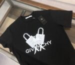 P75 💥 GIVENCHY 纪梵希 春夏最新款短袖圆领情侣款T恤～印花Logo精致升级～定制纯棉面料，极为亲肤舒适， 摸上去手感非常的柔软，质感很好，做工细致。完美体现立体感 符合品牌一贯的设计风格，整体非常不错！时尚品味T恤衫，而且内搭单穿都完全没问题！上身效果超赞👍 颜色：黑色 米白 码数： M-3XL（ 下单请报身高体重）