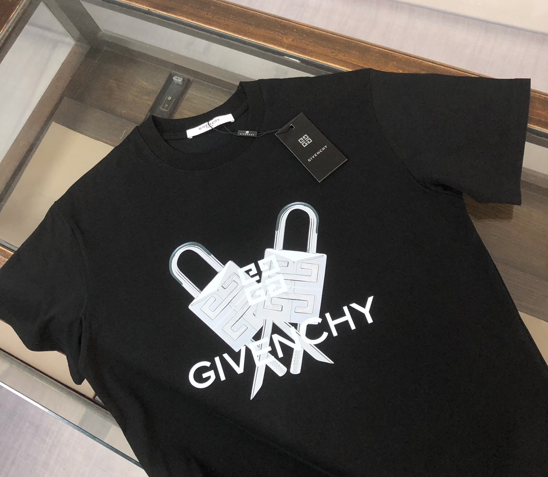 P75 💥 GIVENCHY 纪梵希 春夏最新款短袖圆领情侣款T恤～印花Logo精致升级～定制纯棉面料，极为亲肤舒适， 摸上去手感非常的柔软，质感很好，做工细致。完美体现立体感 符合品牌一贯的设计风格，整体非常不错！时尚品味T恤衫，而且内搭单穿都完全没问题！上身效果超赞👍 颜色：黑色 米白 码数： M-3XL（ 下单请报身高体重）