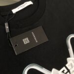P75 💥 GIVENCHY 纪梵希 春夏最新款短袖圆领情侣款T恤～印花Logo精致升级～定制纯棉面料，极为亲肤舒适， 摸上去手感非常的柔软，质感很好，做工细致。完美体现立体感 符合品牌一贯的设计风格，整体非常不错！时尚品味T恤衫，而且内搭单穿都完全没问题！上身效果超赞👍 颜色：黑色 米白 码数： M-3XL（ 下单请报身高体重）
