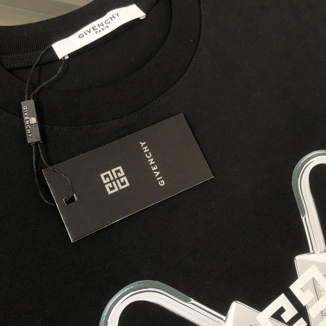 P75 💥 GIVENCHY 纪梵希 春夏最新款短袖圆领情侣款T恤～印花Logo精致升级～定制纯棉面料，极为亲肤舒适， 摸上去手感非常的柔软，质感很好，做工细致。完美体现立体感 符合品牌一贯的设计风格，整体非常不错！时尚品味T恤衫，而且内搭单穿都完全没问题！上身效果超赞👍 颜色：黑色 米白 码数： M-3XL（ 下单请报身高体重）