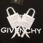 P75 💥 GIVENCHY 纪梵希 春夏最新款短袖圆领情侣款T恤～印花Logo精致升级～定制纯棉面料，极为亲肤舒适， 摸上去手感非常的柔软，质感很好，做工细致。完美体现立体感 符合品牌一贯的设计风格，整体非常不错！时尚品味T恤衫，而且内搭单穿都完全没问题！上身效果超赞👍 颜色：黑色 米白 码数： M-3XL（ 下单请报身高体重）