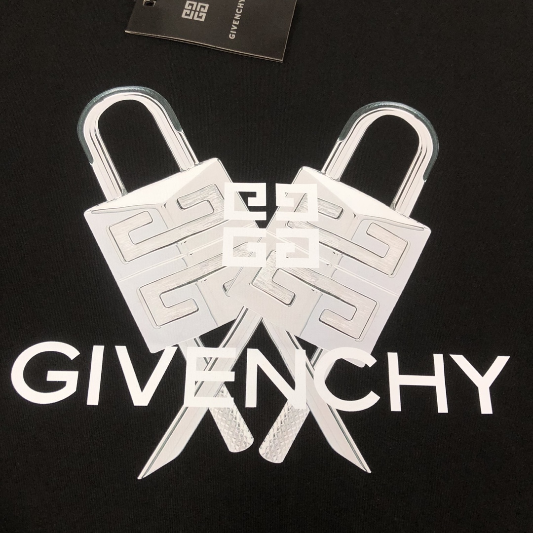 P75 💥 GIVENCHY 纪梵希 春夏最新款短袖圆领情侣款T恤～印花Logo精致升级～定制纯棉面料，极为亲肤舒适， 摸上去手感非常的柔软，质感很好，做工细致。完美体现立体感 符合品牌一贯的设计风格，整体非常不错！时尚品味T恤衫，而且内搭单穿都完全没问题！上身效果超赞👍 颜色：黑色 米白 码数： M-3XL（ 下单请报身高体重）
