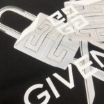 P75 💥 GIVENCHY 纪梵希 春夏最新款短袖圆领情侣款T恤～印花Logo精致升级～定制纯棉面料，极为亲肤舒适， 摸上去手感非常的柔软，质感很好，做工细致。完美体现立体感 符合品牌一贯的设计风格，整体非常不错！时尚品味T恤衫，而且内搭单穿都完全没问题！上身效果超赞👍 颜色：黑色 米白 码数： M-3XL（ 下单请报身高体重）