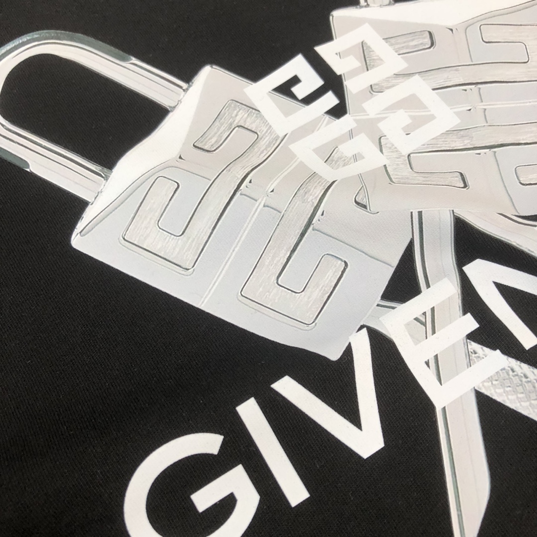 P75 💥 GIVENCHY 纪梵希 春夏最新款短袖圆领情侣款T恤～印花Logo精致升级～定制纯棉面料，极为亲肤舒适， 摸上去手感非常的柔软，质感很好，做工细致。完美体现立体感 符合品牌一贯的设计风格，整体非常不错！时尚品味T恤衫，而且内搭单穿都完全没问题！上身效果超赞👍 颜色：黑色 米白 码数： M-3XL（ 下单请报身高体重）