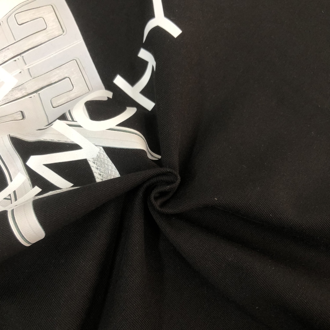 P75 💥 GIVENCHY 纪梵希 春夏最新款短袖圆领情侣款T恤～印花Logo精致升级～定制纯棉面料，极为亲肤舒适， 摸上去手感非常的柔软，质感很好，做工细致。完美体现立体感 符合品牌一贯的设计风格，整体非常不错！时尚品味T恤衫，而且内搭单穿都完全没问题！上身效果超赞👍 颜色：黑色 米白 码数： M-3XL（ 下单请报身高体重）