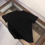 P75 💥 GIVENCHY 纪梵希 春夏最新款短袖圆领情侣款T恤～印花Logo精致升级～定制纯棉面料，极为亲肤舒适， 摸上去手感非常的柔软，质感很好，做工细致。完美体现立体感 符合品牌一贯的设计风格，整体非常不错！时尚品味T恤衫，而且内搭单穿都完全没问题！上身效果超赞👍 颜色：黑色 米白 码数： M-3XL（ 下单请报身高体重）