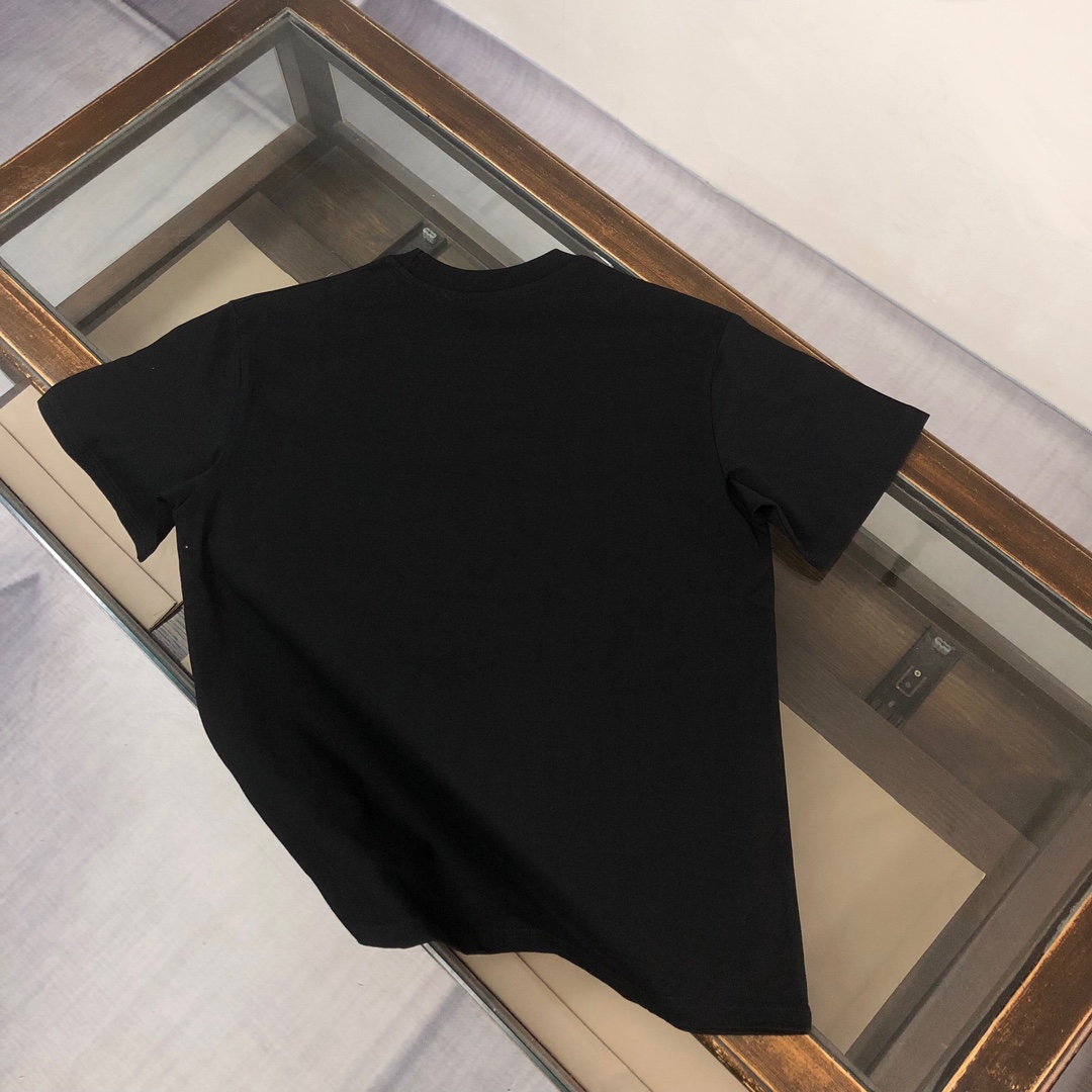 P75 💥 GIVENCHY 纪梵希 春夏最新款短袖圆领情侣款T恤～印花Logo精致升级～定制纯棉面料，极为亲肤舒适， 摸上去手感非常的柔软，质感很好，做工细致。完美体现立体感 符合品牌一贯的设计风格，整体非常不错！时尚品味T恤衫，而且内搭单穿都完全没问题！上身效果超赞👍 颜色：黑色 米白 码数： M-3XL（ 下单请报身高体重）