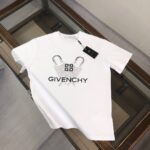 P75 💥 GIVENCHY 纪梵希 春夏最新款短袖圆领情侣款T恤～印花Logo精致升级～定制纯棉面料，极为亲肤舒适， 摸上去手感非常的柔软，质感很好，做工细致。完美体现立体感 符合品牌一贯的设计风格，整体非常不错！时尚品味T恤衫，而且内搭单穿都完全没问题！上身效果超赞👍 颜色：黑色 米白 码数： M-3XL（ 下单请报身高体重）