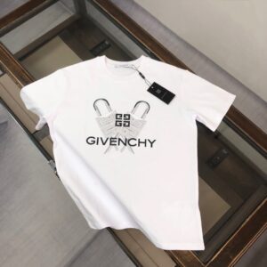 P75 💥 GIVENCHY 纪梵希 春夏最新款短袖圆领情侣款T恤～印花Logo精致升级～定制纯棉面料，极为亲肤舒适， 摸上去手感非常的柔软，质感很好，做工细致。完美体现立体感 符合品牌一贯的设计风格，整体非常不错！时尚品味T恤衫，而且内搭单穿都完全没问题！上身效果超赞👍 颜色：黑色 米白 码数： M-3XL（ 下单请报身高体重）