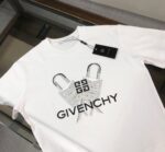 P75 💥 GIVENCHY 纪梵希 春夏最新款短袖圆领情侣款T恤～印花Logo精致升级～定制纯棉面料，极为亲肤舒适， 摸上去手感非常的柔软，质感很好，做工细致。完美体现立体感 符合品牌一贯的设计风格，整体非常不错！时尚品味T恤衫，而且内搭单穿都完全没问题！上身效果超赞👍 颜色：黑色 米白 码数： M-3XL（ 下单请报身高体重）
