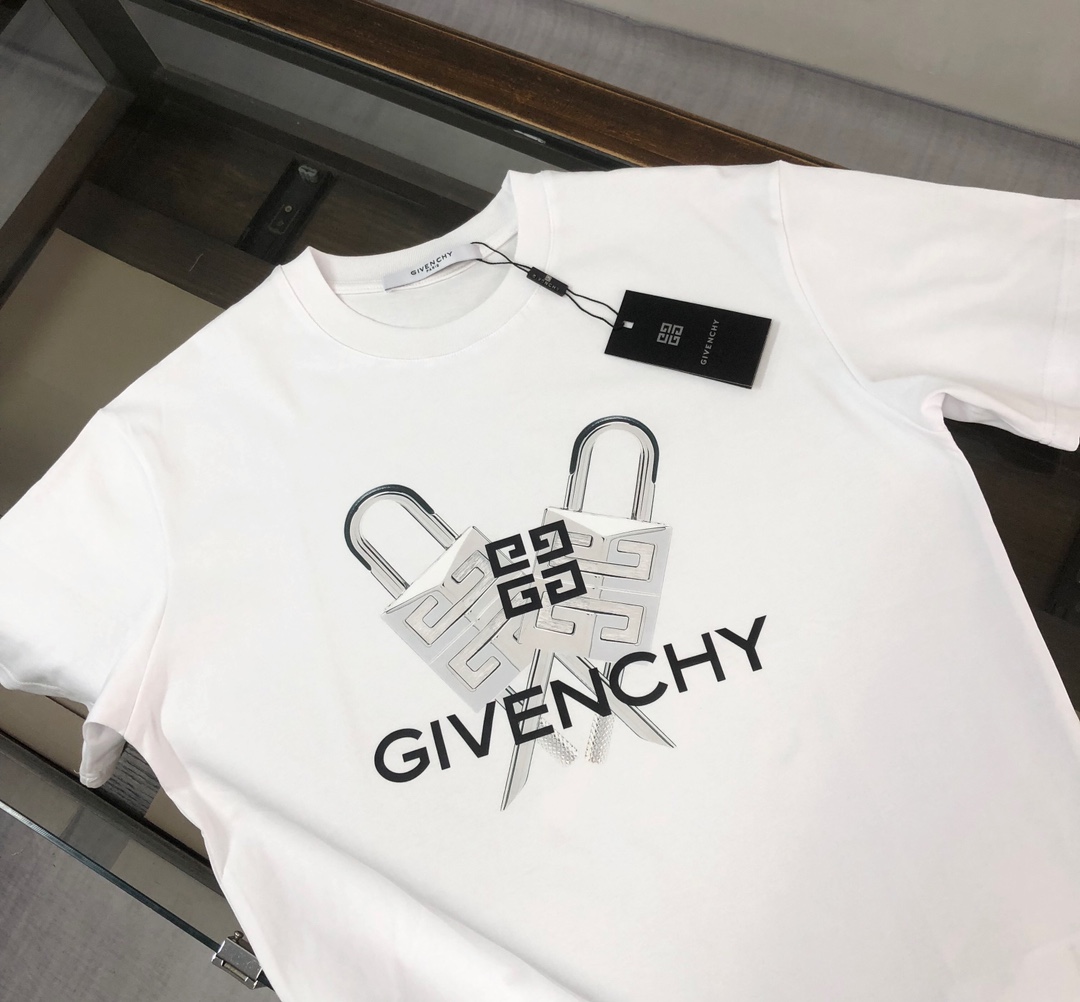 P75 💥 GIVENCHY 纪梵希 春夏最新款短袖圆领情侣款T恤～印花Logo精致升级～定制纯棉面料，极为亲肤舒适， 摸上去手感非常的柔软，质感很好，做工细致。完美体现立体感 符合品牌一贯的设计风格，整体非常不错！时尚品味T恤衫，而且内搭单穿都完全没问题！上身效果超赞👍 颜色：黑色 米白 码数： M-3XL（ 下单请报身高体重）