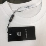 P75 💥 GIVENCHY 纪梵希 春夏最新款短袖圆领情侣款T恤～印花Logo精致升级～定制纯棉面料，极为亲肤舒适， 摸上去手感非常的柔软，质感很好，做工细致。完美体现立体感 符合品牌一贯的设计风格，整体非常不错！时尚品味T恤衫，而且内搭单穿都完全没问题！上身效果超赞👍 颜色：黑色 米白 码数： M-3XL（ 下单请报身高体重）