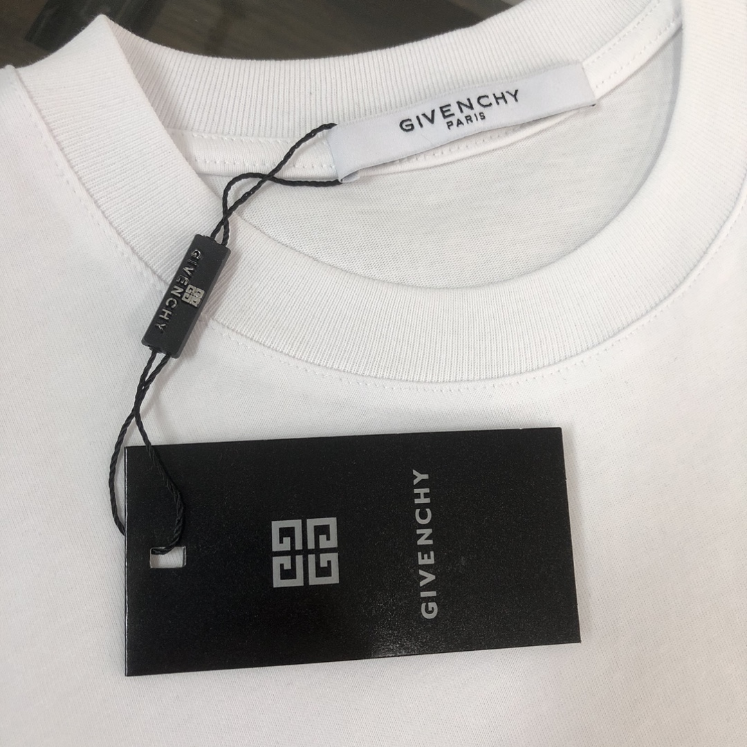 P75 💥 GIVENCHY 纪梵希 春夏最新款短袖圆领情侣款T恤～印花Logo精致升级～定制纯棉面料，极为亲肤舒适， 摸上去手感非常的柔软，质感很好，做工细致。完美体现立体感 符合品牌一贯的设计风格，整体非常不错！时尚品味T恤衫，而且内搭单穿都完全没问题！上身效果超赞👍 颜色：黑色 米白 码数： M-3XL（ 下单请报身高体重）