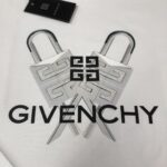 P75 💥 GIVENCHY 纪梵希 春夏最新款短袖圆领情侣款T恤～印花Logo精致升级～定制纯棉面料，极为亲肤舒适， 摸上去手感非常的柔软，质感很好，做工细致。完美体现立体感 符合品牌一贯的设计风格，整体非常不错！时尚品味T恤衫，而且内搭单穿都完全没问题！上身效果超赞👍 颜色：黑色 米白 码数： M-3XL（ 下单请报身高体重）