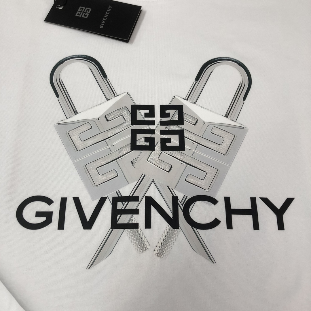 P75 💥 GIVENCHY 纪梵希 春夏最新款短袖圆领情侣款T恤～印花Logo精致升级～定制纯棉面料，极为亲肤舒适， 摸上去手感非常的柔软，质感很好，做工细致。完美体现立体感 符合品牌一贯的设计风格，整体非常不错！时尚品味T恤衫，而且内搭单穿都完全没问题！上身效果超赞👍 颜色：黑色 米白 码数： M-3XL（ 下单请报身高体重）