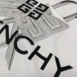 P75 💥 GIVENCHY 纪梵希 春夏最新款短袖圆领情侣款T恤～印花Logo精致升级～定制纯棉面料，极为亲肤舒适， 摸上去手感非常的柔软，质感很好，做工细致。完美体现立体感 符合品牌一贯的设计风格，整体非常不错！时尚品味T恤衫，而且内搭单穿都完全没问题！上身效果超赞👍 颜色：黑色 米白 码数： M-3XL（ 下单请报身高体重）