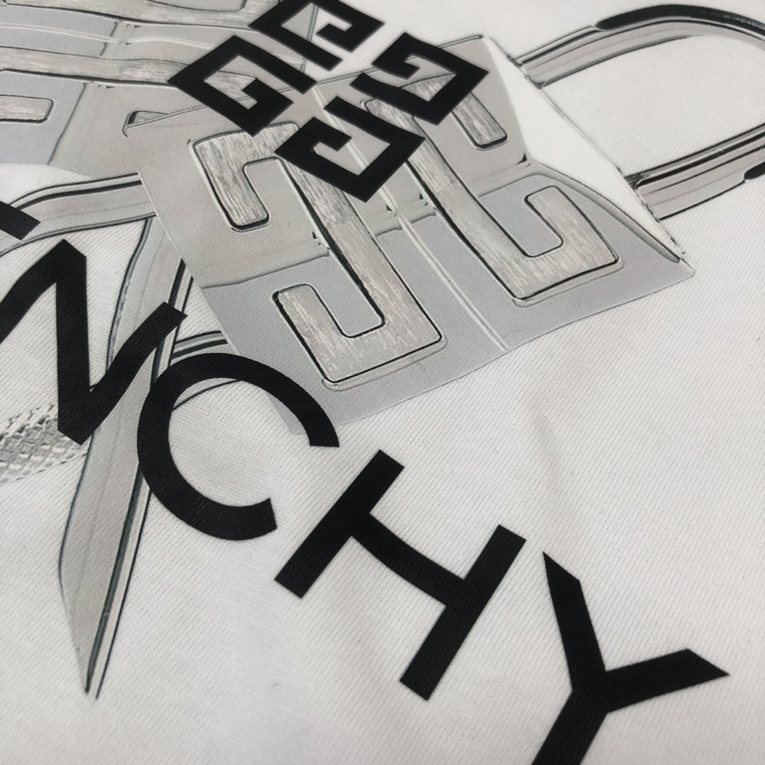 P75 💥 GIVENCHY 纪梵希 春夏最新款短袖圆领情侣款T恤～印花Logo精致升级～定制纯棉面料，极为亲肤舒适， 摸上去手感非常的柔软，质感很好，做工细致。完美体现立体感 符合品牌一贯的设计风格，整体非常不错！时尚品味T恤衫，而且内搭单穿都完全没问题！上身效果超赞👍 颜色：黑色 米白 码数： M-3XL（ 下单请报身高体重）