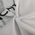 P75 💥 GIVENCHY 纪梵希 春夏最新款短袖圆领情侣款T恤～印花Logo精致升级～定制纯棉面料，极为亲肤舒适， 摸上去手感非常的柔软，质感很好，做工细致。完美体现立体感 符合品牌一贯的设计风格，整体非常不错！时尚品味T恤衫，而且内搭单穿都完全没问题！上身效果超赞👍 颜色：黑色 米白 码数： M-3XL（ 下单请报身高体重）