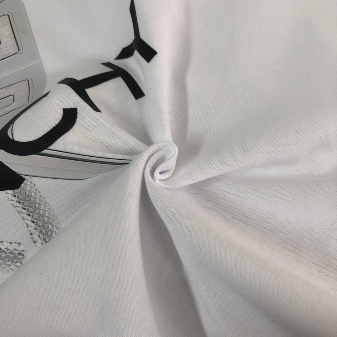 P75 💥 GIVENCHY 纪梵希 春夏最新款短袖圆领情侣款T恤～印花Logo精致升级～定制纯棉面料，极为亲肤舒适， 摸上去手感非常的柔软，质感很好，做工细致。完美体现立体感 符合品牌一贯的设计风格，整体非常不错！时尚品味T恤衫，而且内搭单穿都完全没问题！上身效果超赞👍 颜色：黑色 米白 码数： M-3XL（ 下单请报身高体重）