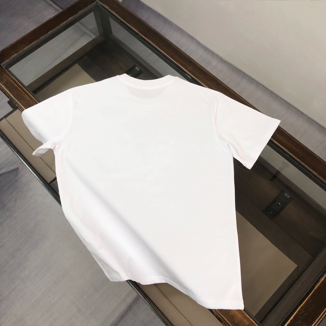 P75 💥 GIVENCHY 纪梵希 春夏最新款短袖圆领情侣款T恤～印花Logo精致升级～定制纯棉面料，极为亲肤舒适， 摸上去手感非常的柔软，质感很好，做工细致。完美体现立体感 符合品牌一贯的设计风格，整体非常不错！时尚品味T恤衫，而且内搭单穿都完全没问题！上身效果超赞👍 颜色：黑色 米白 码数： M-3XL（ 下单请报身高体重）