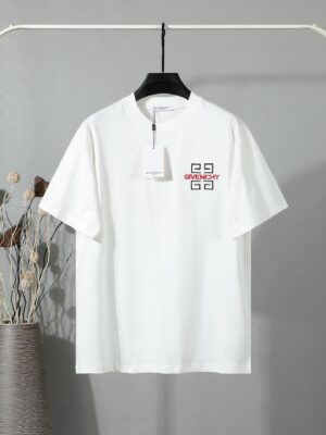 P90 【独家品质】 纪梵希 26新款短袖 刺绣经典logo短袖 轻奢主义 男女日常通勤穿搭必备单品 正确版本 欢迎对比 详细特征 · 280克100% 纯棉双纱汗布面料 · 同缸定染特种加粗32支双股1X1螺纹 · 进口机器刺绣多种工艺刺绣经典logo字母 · 双针车线跨缝工艺 · 原版主唛水洗吊牌品牌防潮纸包装 颜色：白色黑色 尺码：SMLXL