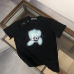 P75 GIVENCHY 纪梵希 26SS最新款情侣款短袖T恤～品牌新元素印花设计～面料上身舒适透气，不僵硬，修身的剪裁，采用高定定制纯棉面料！上身舒适有型，内搭单穿都完全没问题，时尚潮人必备！！！ 颜色：黑色 白色 码数：M-XXXL