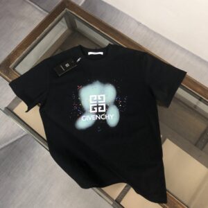 P75 GIVENCHY 纪梵希 26SS最新款情侣款短袖T恤～品牌新元素印花设计～面料上身舒适透气，不僵硬，修身的剪裁，采用高定定制纯棉面料！上身舒适有型，内搭单穿都完全没问题，时尚潮人必备！！！ 颜色：黑色 白色 码数：M-XXXL