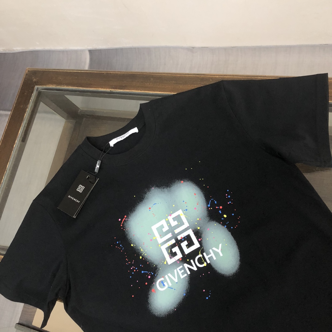 P75 GIVENCHY 纪梵希 26SS最新款情侣款短袖T恤～品牌新元素印花设计～面料上身舒适透气，不僵硬，修身的剪裁，采用高定定制纯棉面料！上身舒适有型，内搭单穿都完全没问题，时尚潮人必备！！！ 颜色：黑色 白色 码数：M-XXXL