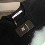 P75 GIVENCHY 纪梵希 26SS最新款情侣款短袖T恤～品牌新元素印花设计～面料上身舒适透气，不僵硬，修身的剪裁，采用高定定制纯棉面料！上身舒适有型，内搭单穿都完全没问题，时尚潮人必备！！！ 颜色：黑色 白色 码数：M-XXXL