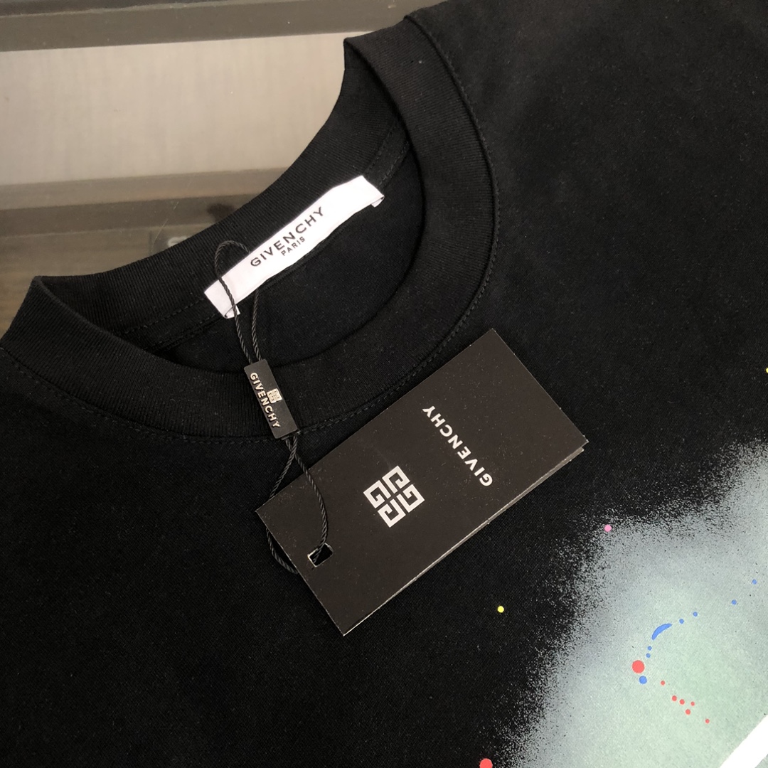 P75 GIVENCHY 纪梵希 26SS最新款情侣款短袖T恤～品牌新元素印花设计～面料上身舒适透气，不僵硬，修身的剪裁，采用高定定制纯棉面料！上身舒适有型，内搭单穿都完全没问题，时尚潮人必备！！！ 颜色：黑色 白色 码数：M-XXXL
