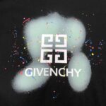 P75 GIVENCHY 纪梵希 26SS最新款情侣款短袖T恤～品牌新元素印花设计～面料上身舒适透气，不僵硬，修身的剪裁，采用高定定制纯棉面料！上身舒适有型，内搭单穿都完全没问题，时尚潮人必备！！！ 颜色：黑色 白色 码数：M-XXXL