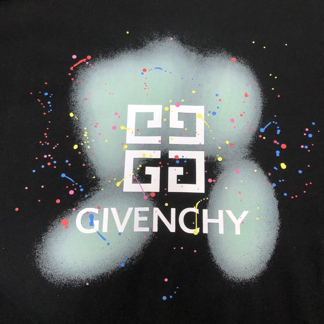 P75 GIVENCHY 纪梵希 26SS最新款情侣款短袖T恤～品牌新元素印花设计～面料上身舒适透气，不僵硬，修身的剪裁，采用高定定制纯棉面料！上身舒适有型，内搭单穿都完全没问题，时尚潮人必备！！！ 颜色：黑色 白色 码数：M-XXXL