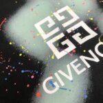 P75 GIVENCHY 纪梵希 26SS最新款情侣款短袖T恤～品牌新元素印花设计～面料上身舒适透气，不僵硬，修身的剪裁，采用高定定制纯棉面料！上身舒适有型，内搭单穿都完全没问题，时尚潮人必备！！！ 颜色：黑色 白色 码数：M-XXXL