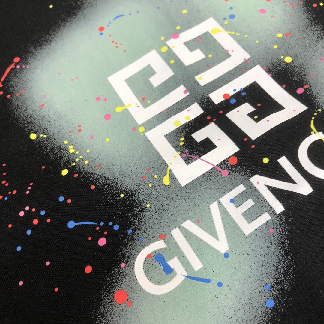 P75 GIVENCHY 纪梵希 26SS最新款情侣款短袖T恤～品牌新元素印花设计～面料上身舒适透气，不僵硬，修身的剪裁，采用高定定制纯棉面料！上身舒适有型，内搭单穿都完全没问题，时尚潮人必备！！！ 颜色：黑色 白色 码数：M-XXXL