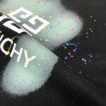 P75 GIVENCHY 纪梵希 26SS最新款情侣款短袖T恤～品牌新元素印花设计～面料上身舒适透气，不僵硬，修身的剪裁，采用高定定制纯棉面料！上身舒适有型，内搭单穿都完全没问题，时尚潮人必备！！！ 颜色：黑色 白色 码数：M-XXXL
