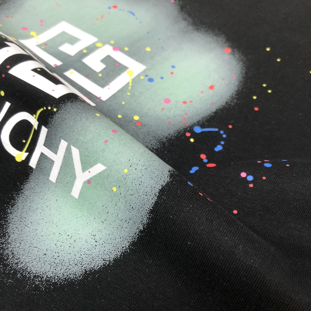 P75 GIVENCHY 纪梵希 26SS最新款情侣款短袖T恤～品牌新元素印花设计～面料上身舒适透气，不僵硬，修身的剪裁，采用高定定制纯棉面料！上身舒适有型，内搭单穿都完全没问题，时尚潮人必备！！！ 颜色：黑色 白色 码数：M-XXXL