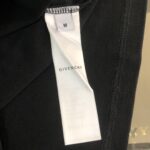 P75 GIVENCHY 纪梵希 26SS最新款情侣款短袖T恤～品牌新元素印花设计～面料上身舒适透气，不僵硬，修身的剪裁，采用高定定制纯棉面料！上身舒适有型，内搭单穿都完全没问题，时尚潮人必备！！！ 颜色：黑色 白色 码数：M-XXXL