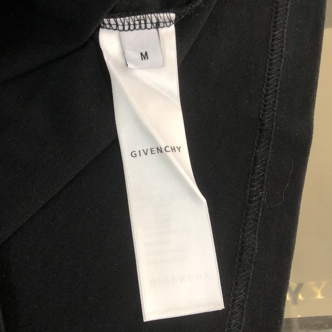 P75 GIVENCHY 纪梵希 26SS最新款情侣款短袖T恤～品牌新元素印花设计～面料上身舒适透气，不僵硬，修身的剪裁，采用高定定制纯棉面料！上身舒适有型，内搭单穿都完全没问题，时尚潮人必备！！！ 颜色：黑色 白色 码数：M-XXXL